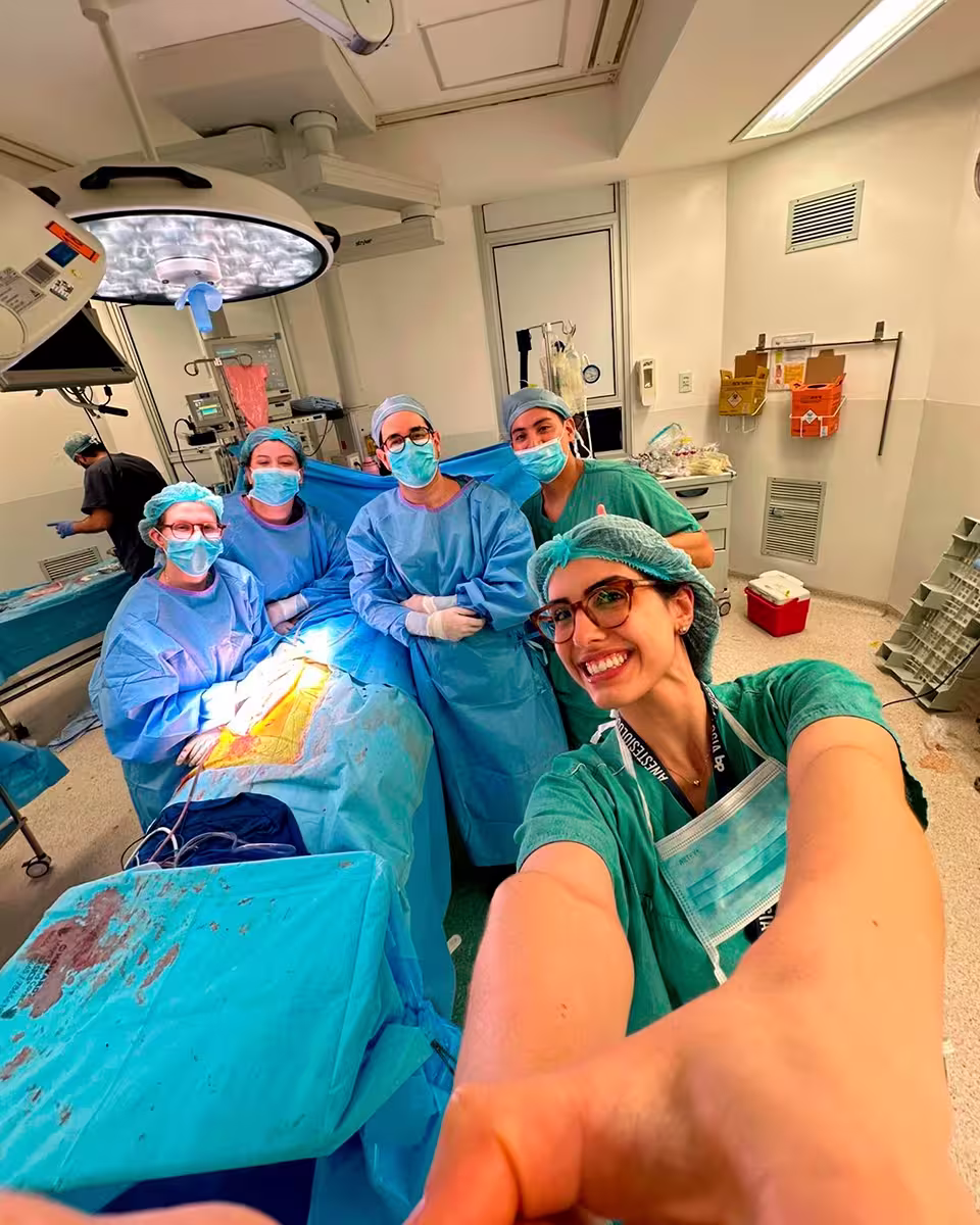 Sala de cirurgia robótica preparada para um procedimento digestivo
